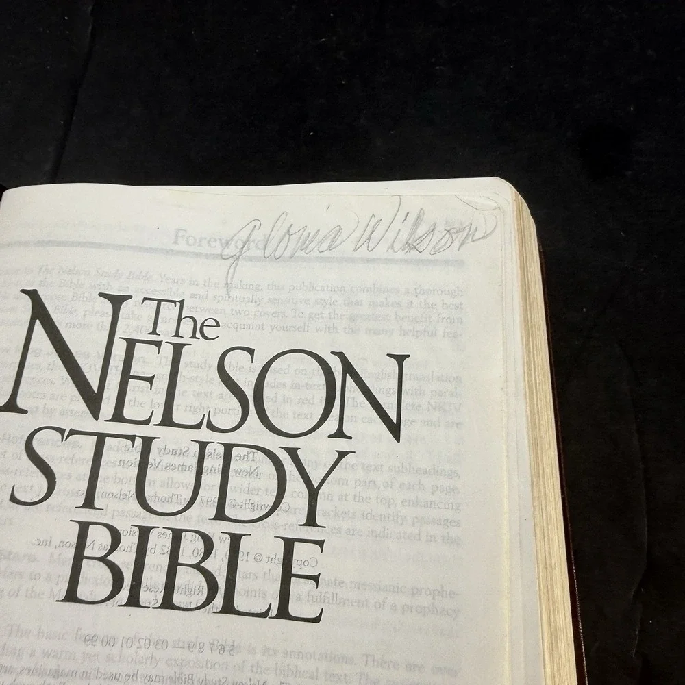 The Nelson Study Bible NKJV 2885BG Gold Edge Red Letter Bonded Leather 1982